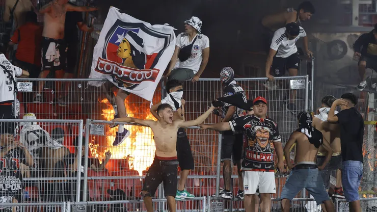 Un grupo de hinchas de Colo Colo tuvo mal comportamiento en el Nacional