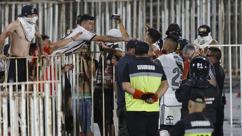 Los hinchas se toman selfies con Vidal en la pista de recortán del Nacional en pleno partido