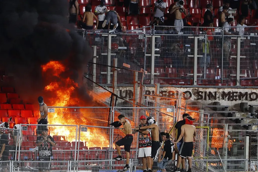 Llamas en el sector norte del Esstadio Nacional. Fue vandalizado el Memorial de los Detenidos Desaparecidos. (Felipe Zanca/Photosport).