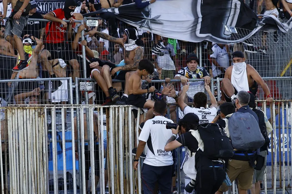 Más imágenes de los desórdenes. (Marcelo Hernandez/Photosport).