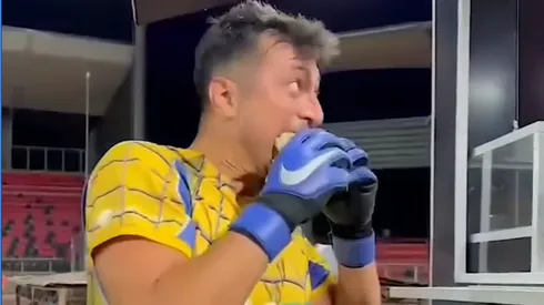 Nicolás Peric se zampó un sangurucho en pleno partido de despedida.