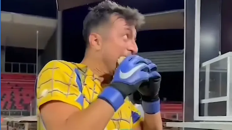 Nicolás Peric se zampó un sangurucho en pleno partido de despedida.