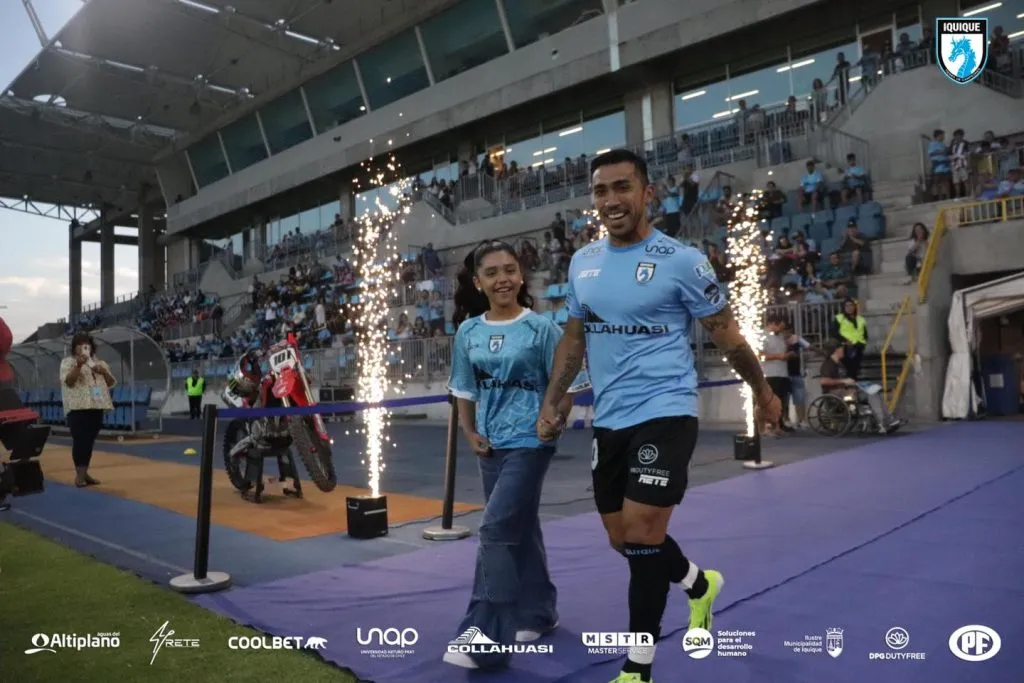 Así salió Edson Puch al campo de juego del estadio Tierra de Campeones. (Foto: Deportes Iquique).