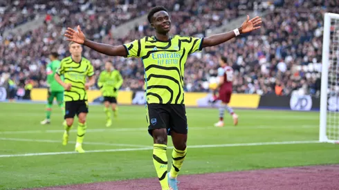 Bukayo Saka contribuyó con dos de los seis tantos con los que el Arsenal venció al West Ham.