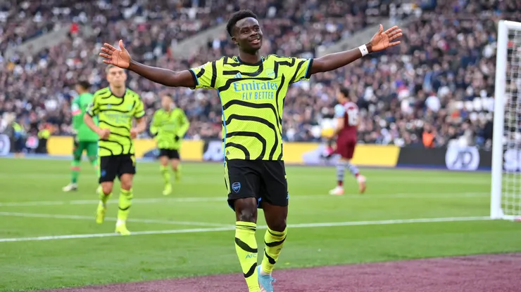 Bukayo Saka contribuyó con dos de los seis tantos con los que el Arsenal venció al West Ham.