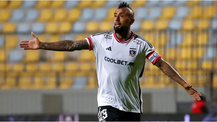 A Arturo Vidal le hace un queque Jorge Almirón previo a la Supercopa.