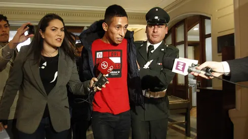 Uno de los autores del Robo del Siglo, Kevin Olguín, en el Aeropuerto de Santiago, es llevado por gendarmes en tribunales.