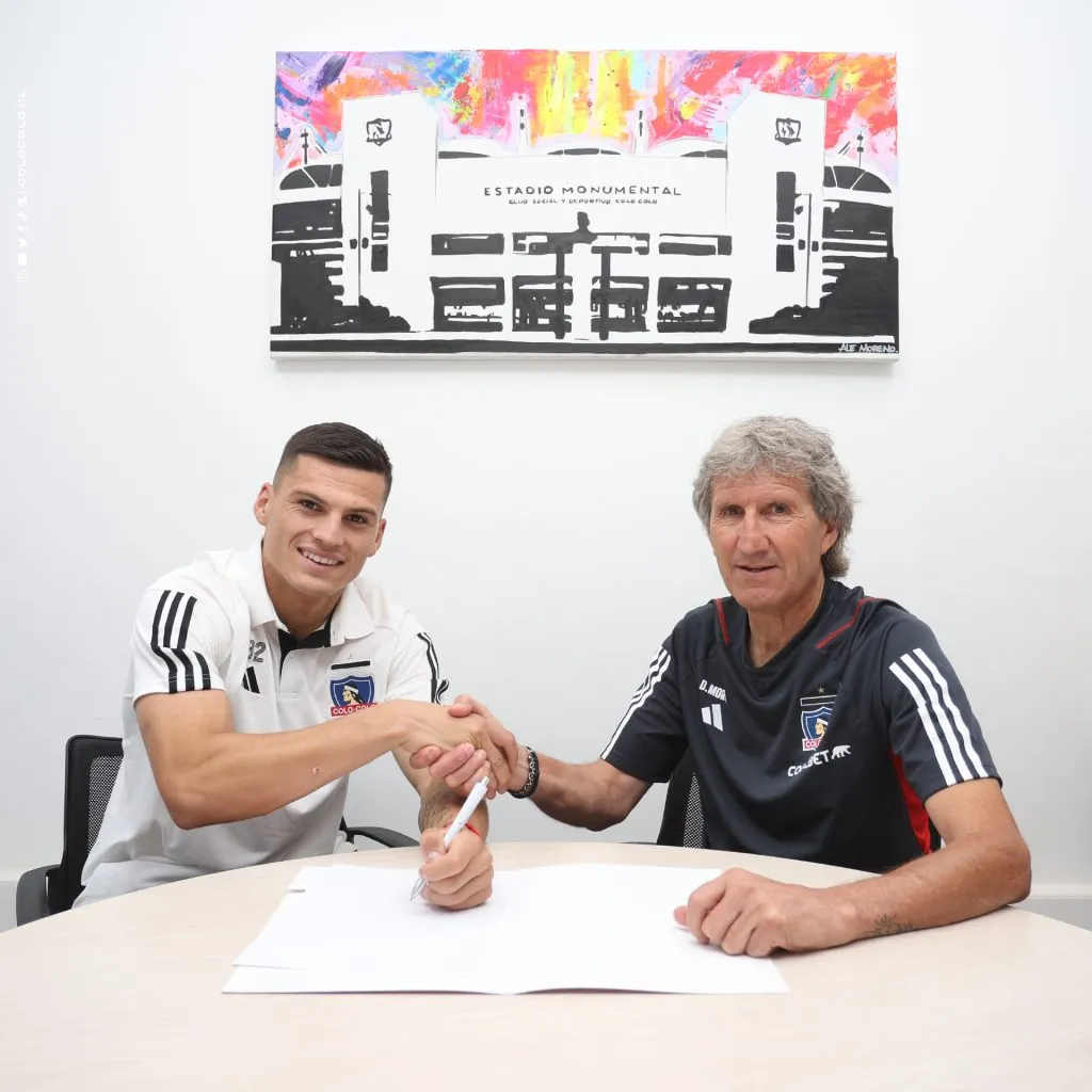 Lucas Cepeda firmó contrato y es el segundo refuerzo del Cacique en 2024. Foto: Comunicaciones Colo Colo.