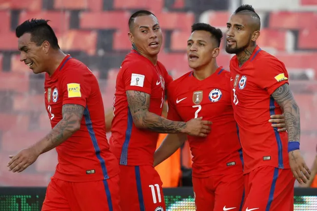 Paredes y Vidal, compañeros en la selección chilena.