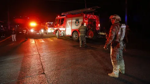 Personal del ejército patrullan el sector de Villa Independencia durante el toque de queda decretado en la comuna de Viña del Mar tras los incendios que afectaron la región de Valparaíso.