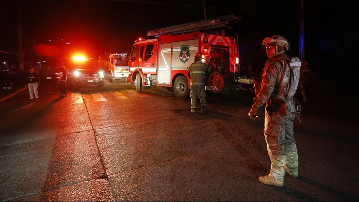 Personal del ejército patrullan el sector de Villa Independencia durante el toque de queda decretado en la comuna de Viña del Mar tras los incendios que afectaron la región de Valparaíso.
