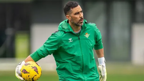 Bravo es recibido entre ovaciones por sus compañeros del Betis.