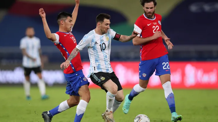 Tomás Alarcón marca a Lionel Messi en la Copa América 2021.
