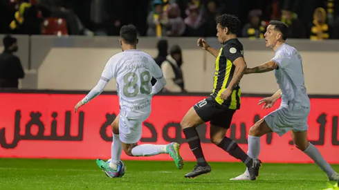 Enzo Roco no llegó a bloquear a Romarinho en el 3-0 del Al Ittihad sobre Al Tai en Arabia Saudita.
