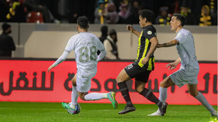 Enzo Roco no llegó a bloquear a Romarinho en el 3-0 del Al Ittihad sobre Al Tai en Arabia Saudita.