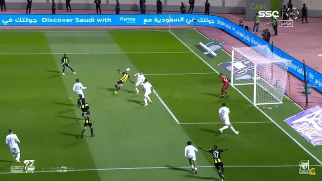 Enzo Roco quedó muy mal ubicado al momento de la apertura de la cuenta de Al Ittihad. (Captura).