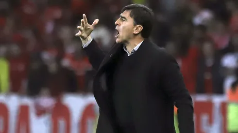 Duro calificativo al fútbol chileno en Argentina entre críticas a Gustavo Quinteros.