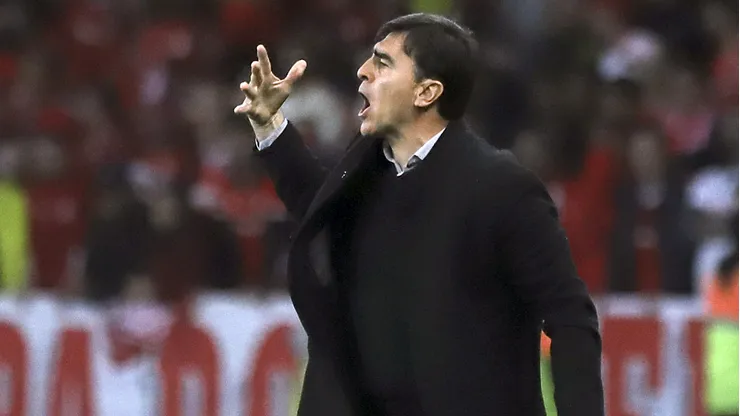Duro calificativo al fútbol chileno en Argentina entre críticas a Gustavo Quinteros.