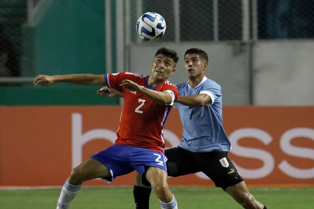 Maicol León en acción frente a Uruguay por el Sudamericano Sub 20. Jugará en Huachipato. (Santiago Cortes/Photosport).
