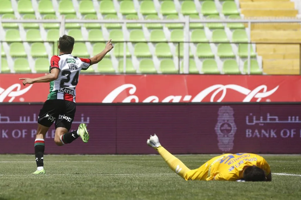Maicol León festeja el único gol que ha marcado como profesional: precisamente fue ante Huachipato.  (Jonnathan Oyarzun/Photosport).