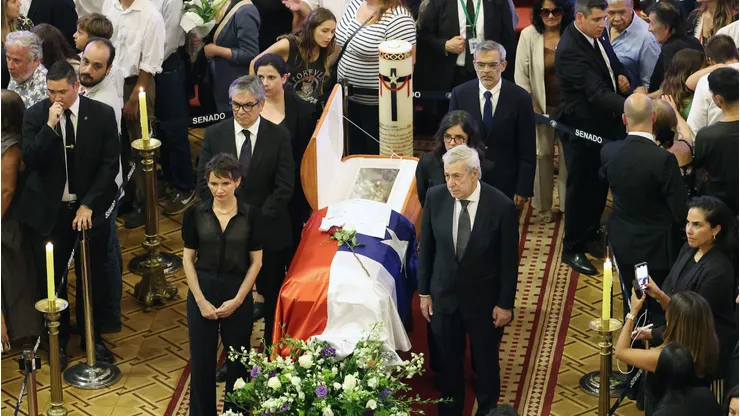 Los restos del ex presidente Sebastian Piñera llegan al ex Congreso Nacional para ser velado en funerales de estado.