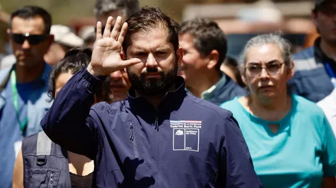 El Presidente Gabriel Boric inspecciona la remoción de escombros en sector El Patagual, fuertemente afectada por los incendios.