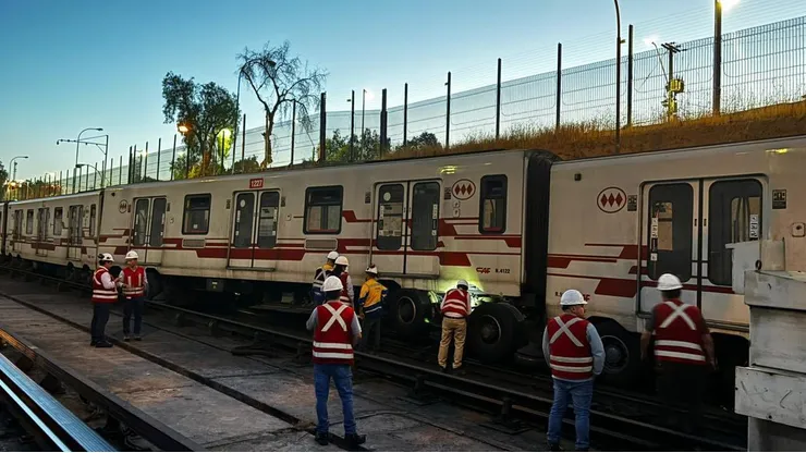 Metro de Santiago continúa con los trabajos por accidente ocurrido en L1.