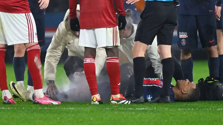 Casi dejan sin pie a Mbappé.