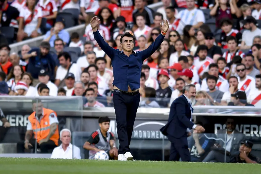 Gustavo Quinteros da indicaciones en la fea derrota que sufrió Vélez ante River Plate. (Marcelo Endelli/Getty Images).