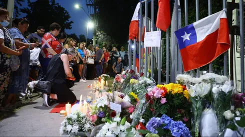 Santiago, 6 febrero 2024. Comienzan a llegar ofrendas a la residencia del ex presidente Sebastian Piñera. El ex mandatario fallecio esta tarde luego que su helicoptero capotara en el lago Ranco. Marcelo Hernandez/Aton Chile
