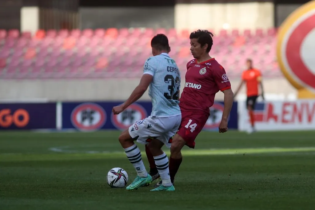 Lucas Cepeda marca a Matías Fernández en un partido entre Wanderers y Deportes La Serena. (Hernan Contreras/ Photosport).