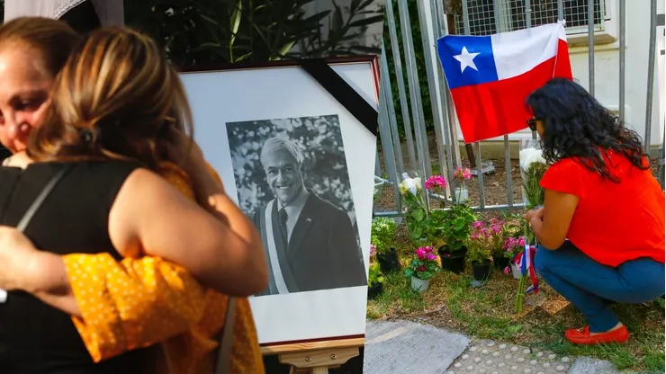 En ambos lugares sus seguidores rinden homenajes ante la trágica noticia.