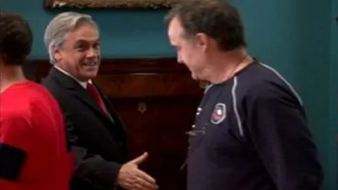 Sebastián Piñera trató de saludar a Marcelo Bielsa, pero el DT le hizo una tremenda desconocida.