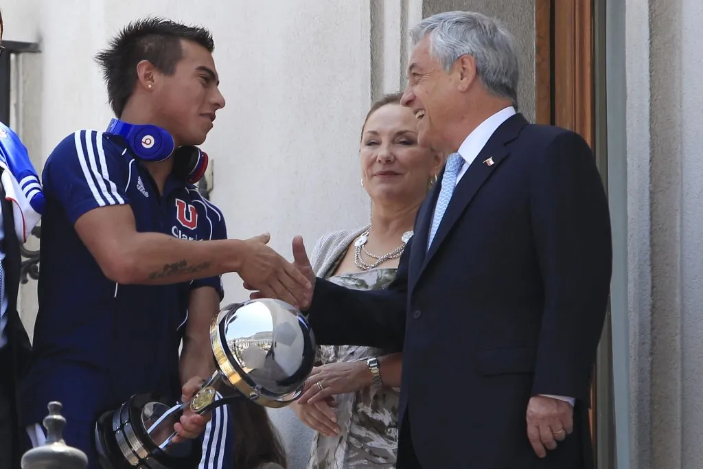 En su primer mandato, Sebastián Piñera recibió al plantel de la U. de Chile campeón de la Copa Sudamericana.   (PABLO LEON/PHOTOSPORT).