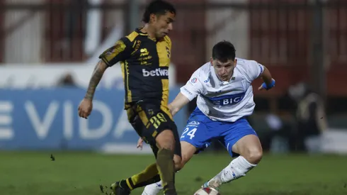 Luciano Cabral ante Alfonso Parot en un partido de Coquimbo Unido ante la Universidad Católica.