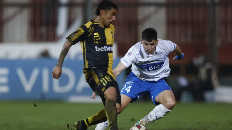 Luciano Cabral ante Alfonso Parot en un partido de Coquimbo Unido ante la Universidad Católica.
