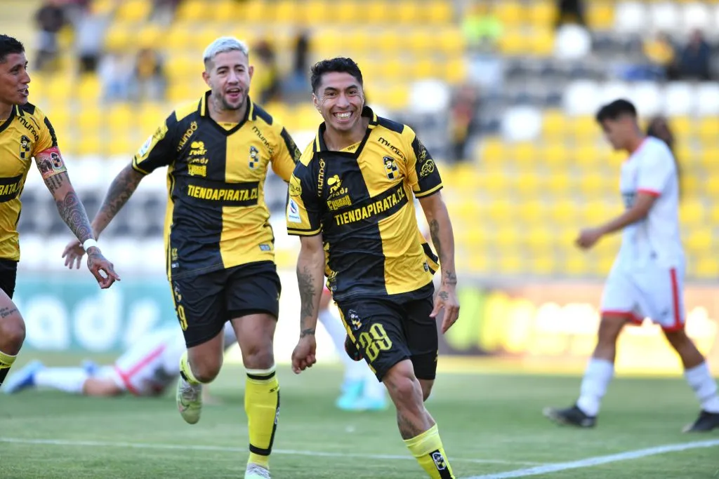 Luciano Cabral y Rodrigo Holgado: ¿Podrá Coquimbo Unido retener a uno de ellos? Uno ya emigró a Colombia. (Alejandro Pizarro Ubilla/Photosport).