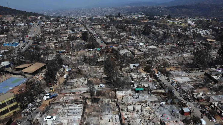 Vina Del Mar, 5 de febrero de 2024. Vistas aereas de los danos que causo el devastador incendio urbano forestal del pasado fin de semana en Villa Indendencia, sector alto de Vina Del Mar. Raul Zamora/Aton Chile