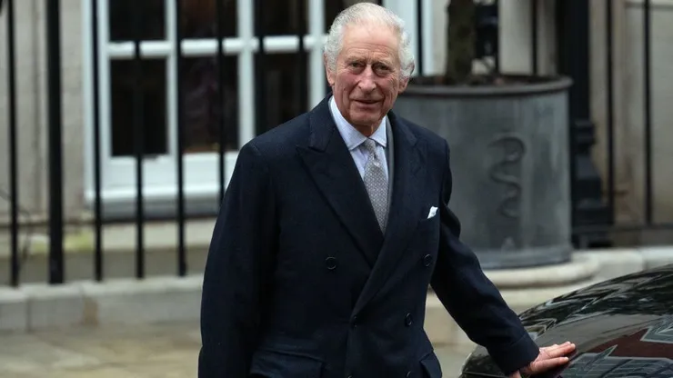 El rey Carlos III saliendo luego de recibir tratamiento para un agrandamiento de la próstata en la Clínica de Londres el 29 de enero de 2024 en Londres, Inglaterra. El Rey ha estado recibiendo tratamiento por agrandamiento de la próstata, pasando tres noches en la Clínica de Londres y siendo visitado diariamente por su esposa, la Reina Camilla.
