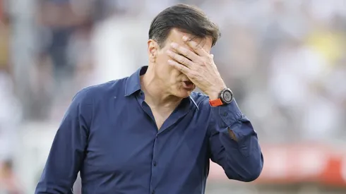 El gesto que grafica la tarde de Quinteros en la visita de Vélez a River Plate.