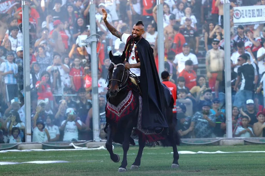 La llegada de Arturo Vidal ha escondido la demora en la llegada de refuerzos en Colo Colo. Foto: Photosport.