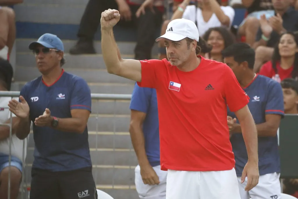 Nicolás Massú terminó el fin de semana con el brazo empuñado: Chile venció a Perú. (Jonnathan Oyarzun/Photosport).