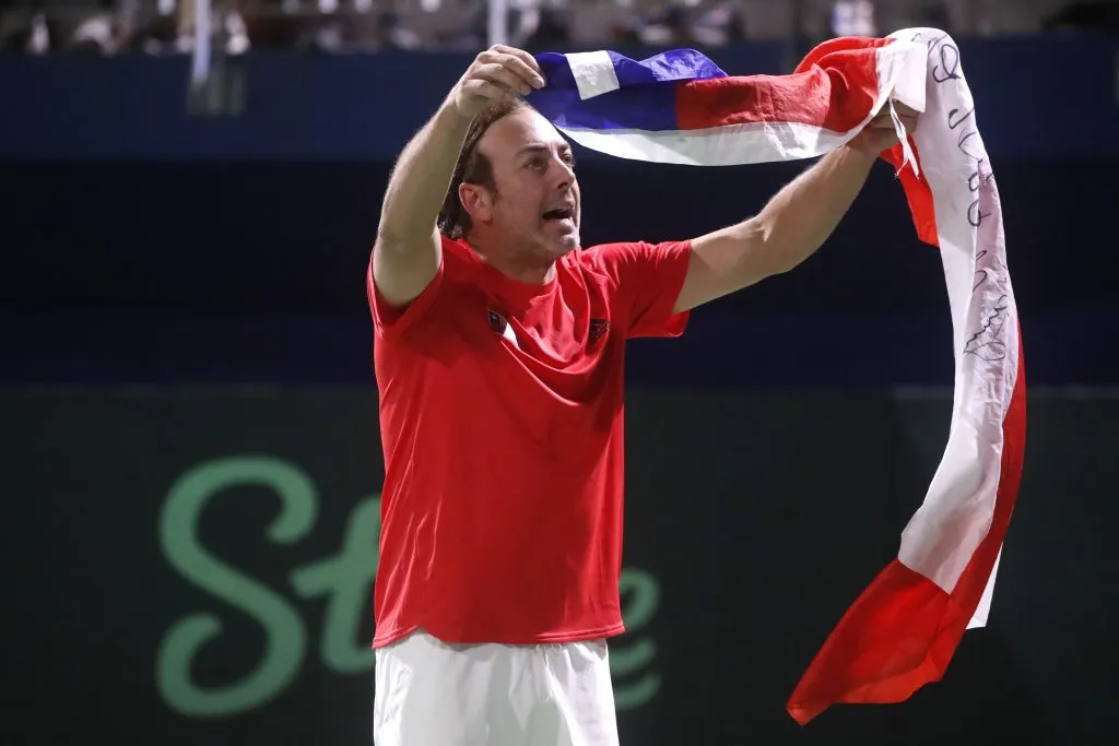 Nicolás Massú se lució en el festejo tras la victoria de Chile frente a Perú. (Jonnathan Oyarzun/Photosport).
