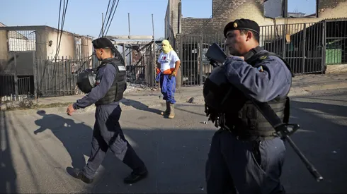 Vecinos de Villa Independencia intentan remover los escombros luego del incendio que se originó el viernes 3 de febrero de 2024.