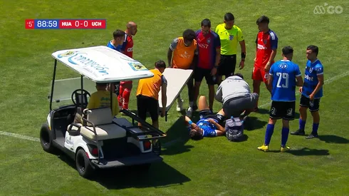 Felipe Loyola salió en camilla del campo de juego.