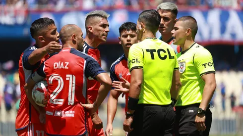 Marcelo Díaz fue uno del los que más conversó con el árbitro.