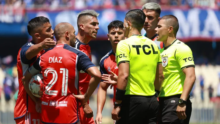 Marcelo Díaz fue uno del los que más conversó con el árbitro.