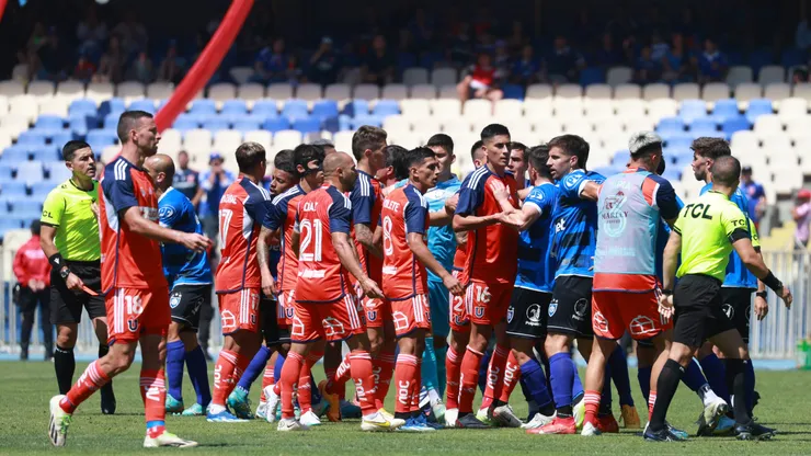 Hubo una discusión muy grande en el amistoso entre la U. de Chile y Huachipato. (Eduardo Fortes/Photosport).