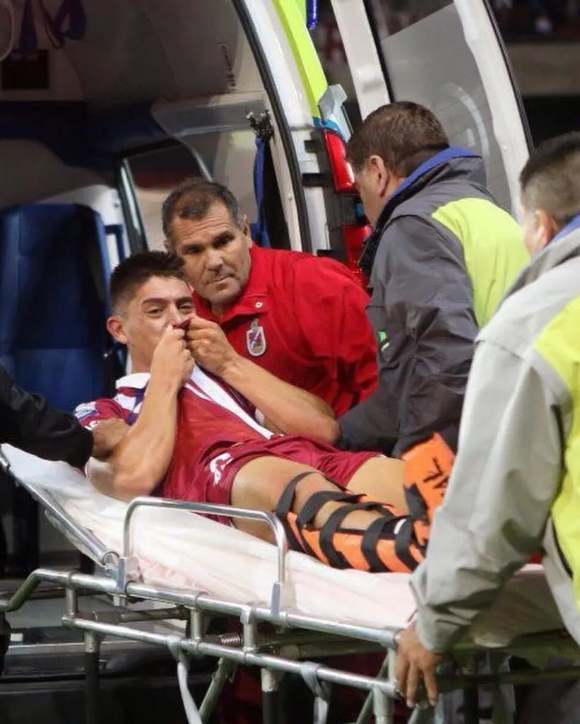 Así salió Joaquín Montecinos de la cancha tras sufrir una fractura en 2016: jugaba por Deportes La Serena.