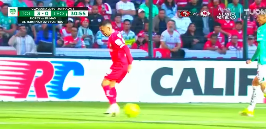 Otro ángulo de la joya de toque de Jean Meneses para asistir en el 3-0 parcial del Toluca. (Captura TUDN).